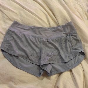 Lululemon Speed Ups size 6 2.5 inch blue pattern shorts